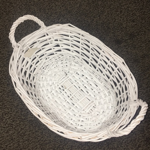 🆕 white basket 🧺 - Picture 1 of 2